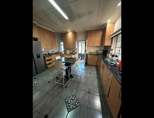 6 BEDROOM HOUSE FOR SALE IN STRUBENVALE